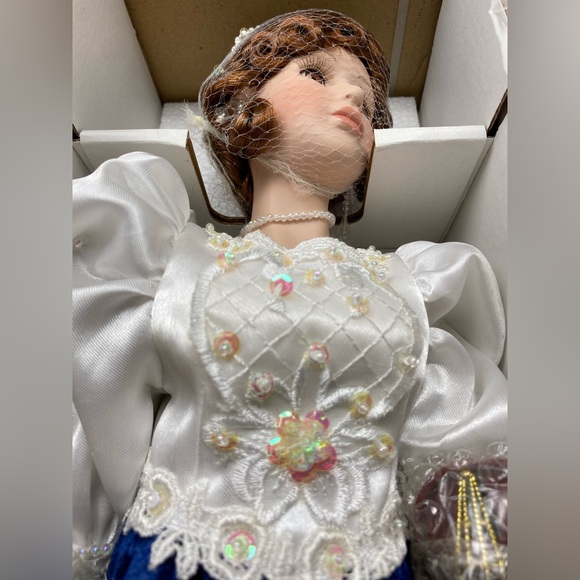 Vintage Porcelain Doll, Heritage Collection “Violin Performance” - Picture 9 of 14